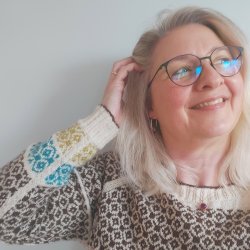 Louise Harden Design - Idun - Silke/Uld - Rhvid