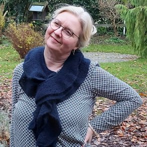 Louise Harden download DK - Swirl Scarf
