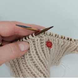 Mark�rer med wire og glasperler - R�d