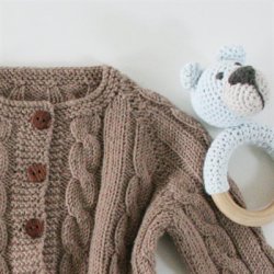 Louise Harden Design - Baby Cardigan med snoninger